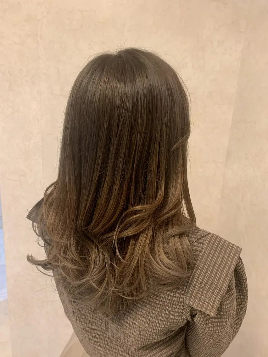 セミロング カラー ベージュカラー グラデーションカラー ミルクティーベージュ T つぐみのヘアスタイル