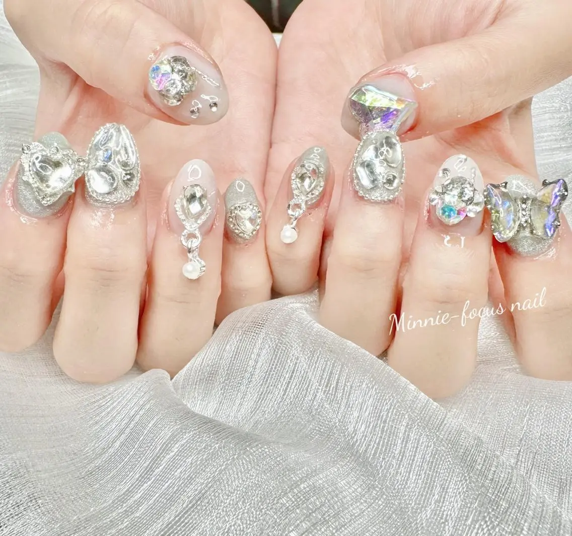 ネイル ゴージャス キラキラネイル 韓国ネイル 持ち込み ワンホンネイル 🧸Luvia nail✨のネイルデザイン