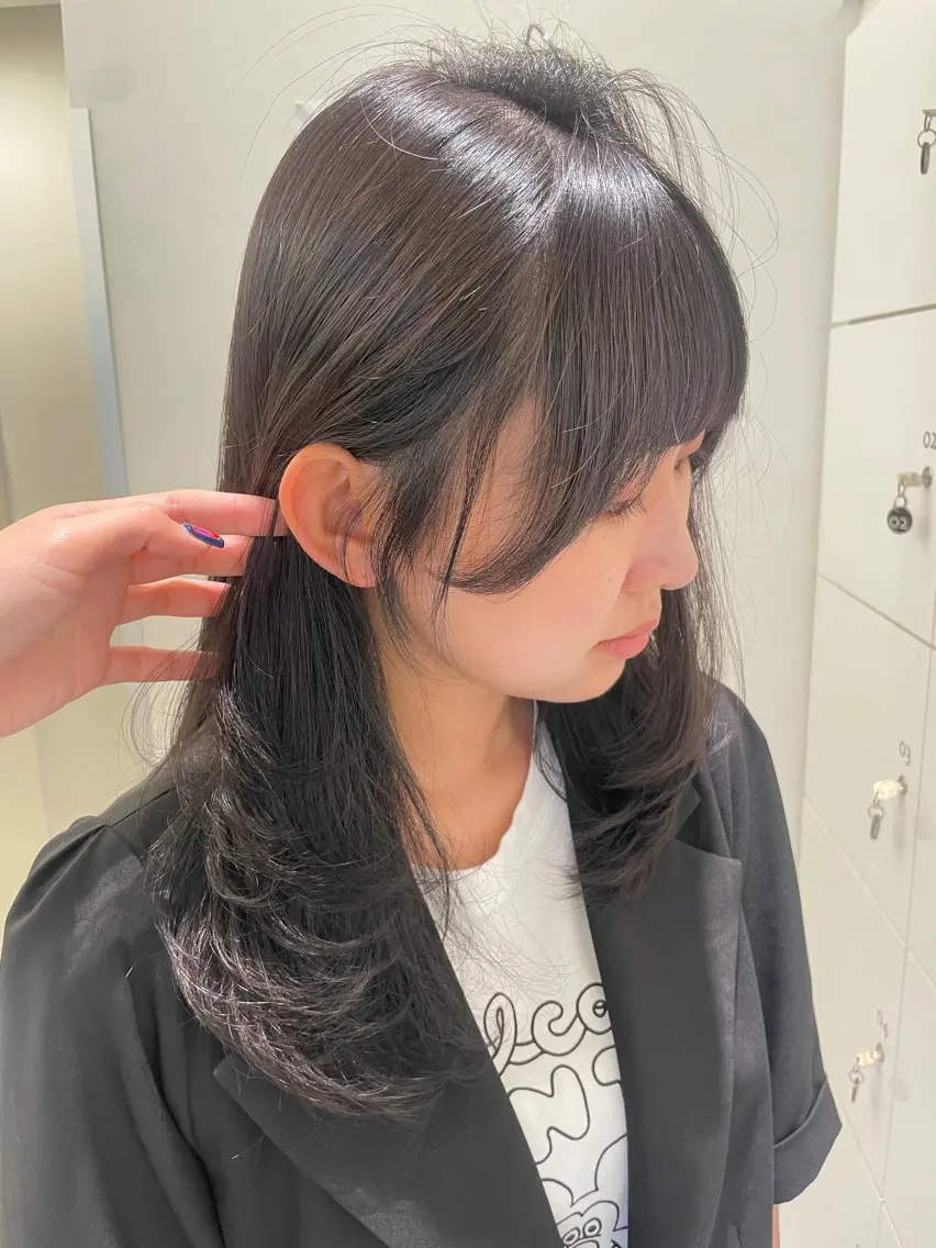 ミディアム カラー 黒髪 ブリーチ 透明感カラー イルミナカラー ブリーチなしカラー 海外レイヤー/赤み 消しカラー/上原聖奈のヘアスタイル