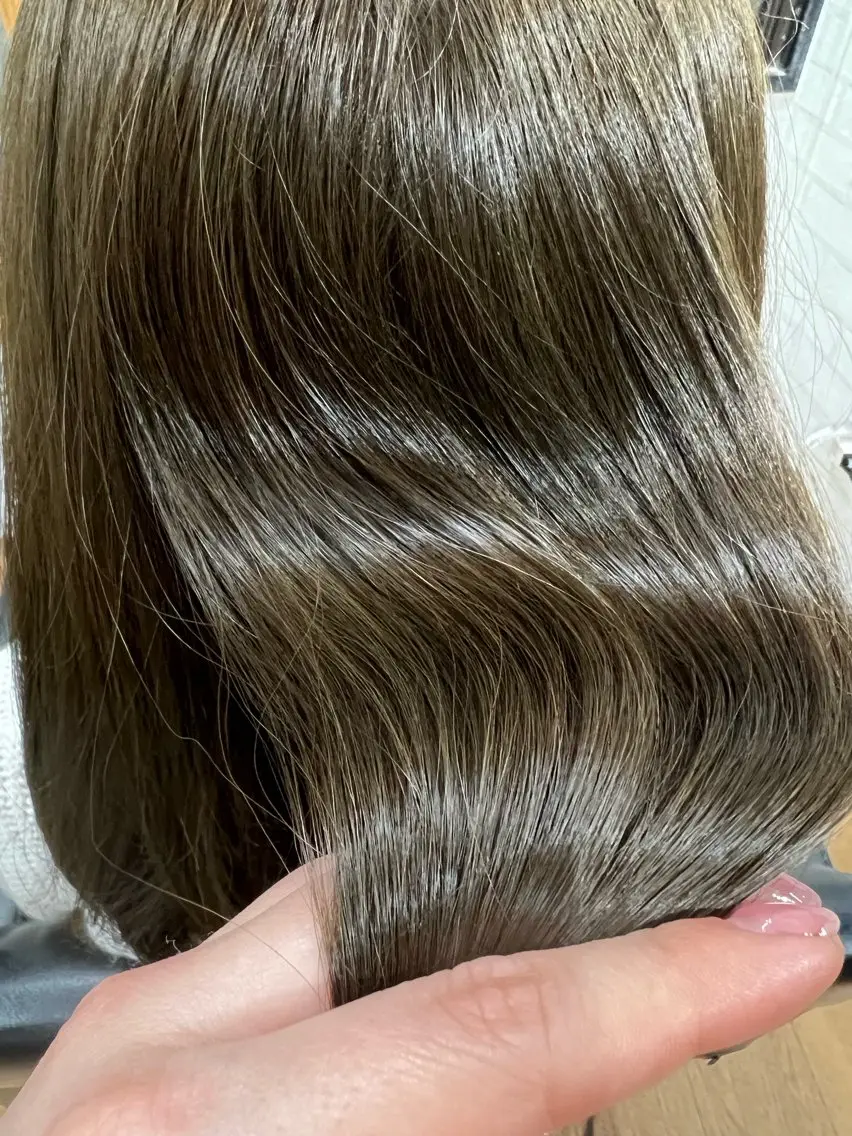 セミロング カラー オリーブカラー ヘアカラー イリオモテ レナのヘアスタイル