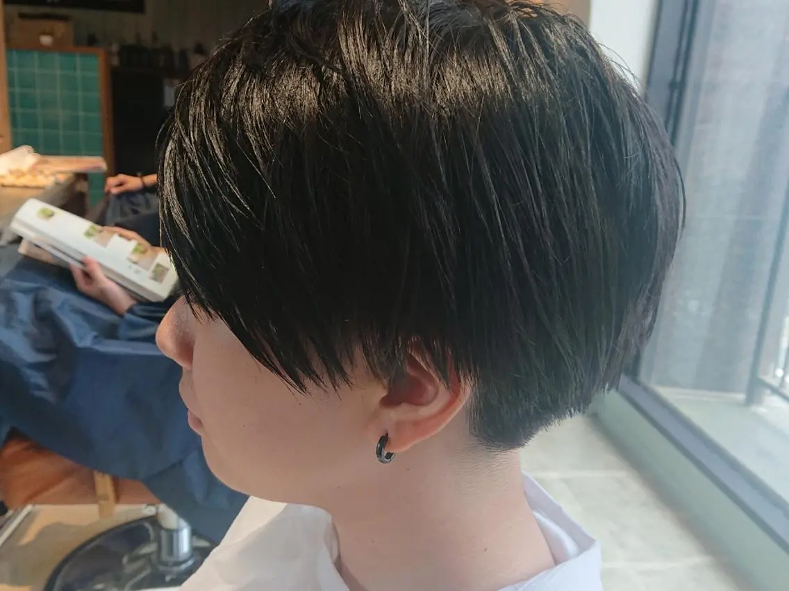 ショート カラー 黒髪 ブルーカラー ブルーブラック alushe 岡 陽子のヘアスタイル