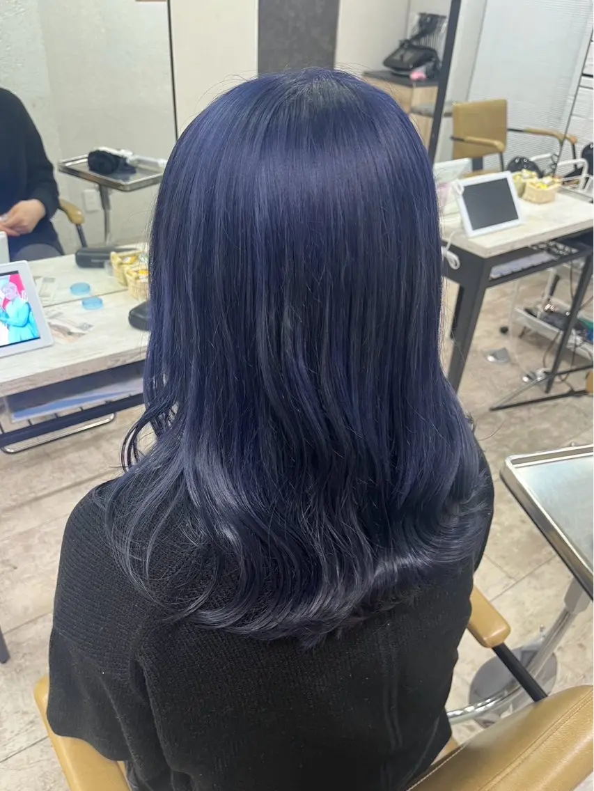 セミロング カラー ブリーチ ブルーカラー ケアブリーチ ネイビーカラー カット ヘアカラー トリートメント 💙 Tomoka💜のヘアスタイル