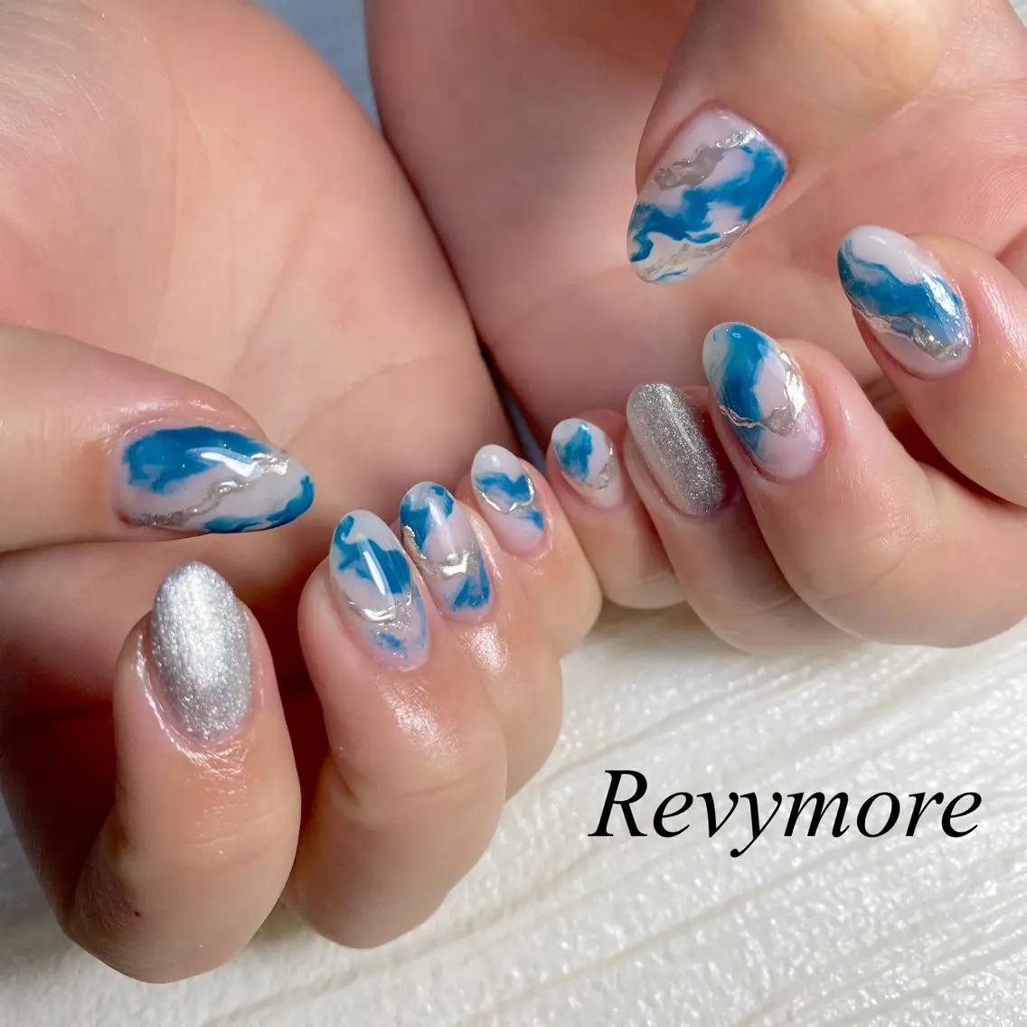 ミディアム ネイル 韓国風ヘア ジェルネイル キラキラネイル 韓国ネイル ニュアンスネイル nail salon Revymoreのネイルデザイン