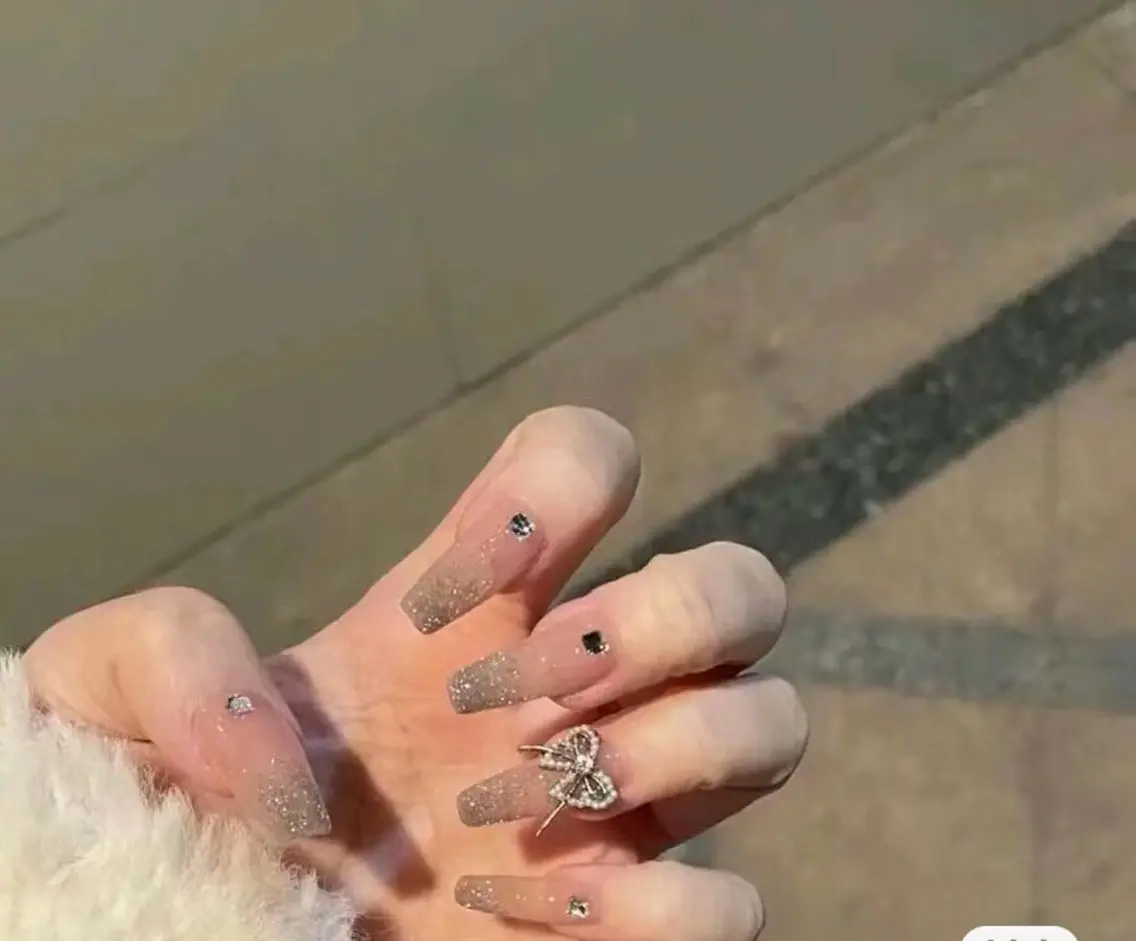 シンプルデザイン➕チップ長さ出し➕パーツつけ放題の写真