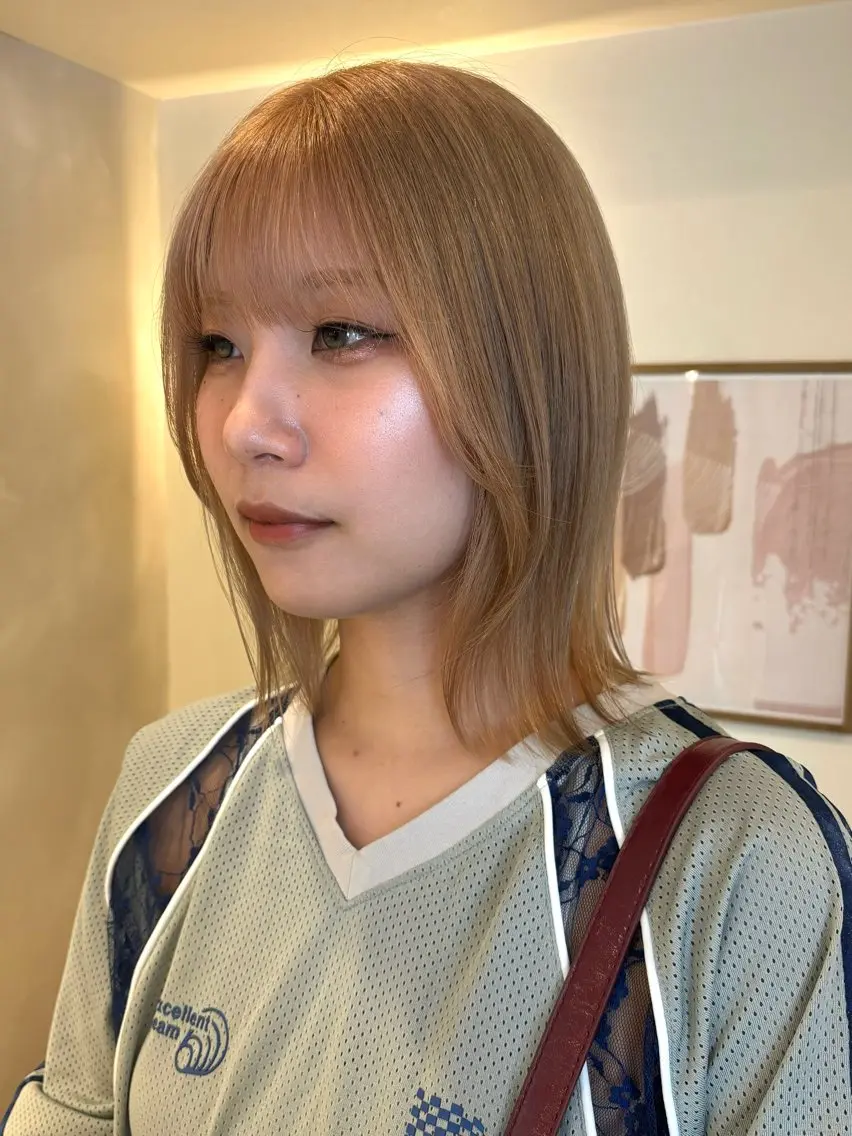 ミディアム カラー ベージュカラー ミルクティーベージュ 顔まわりレイヤー 顔周りカット レイヤーカット カット ヘアカラー シンバヒナノ/パーマ レイヤー/髪質改善のヘアスタイル