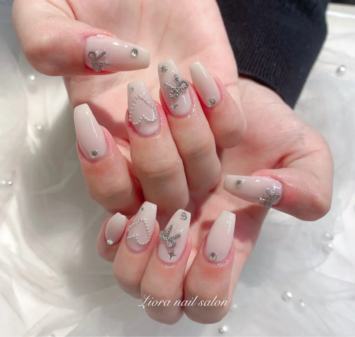 ネイル フレンチネイル ジェルネイル ガーリー グラデーション キラキラネイル ハンドネイル Liora nailのネイルデザイン