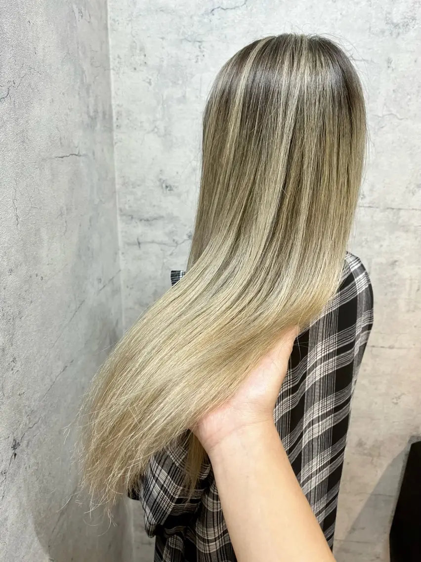 ロング カラー バレイヤージュ ベージュカラー ホワイトベージュ レイヤーカット カット トリートメント 松井 敬太郎のヘアスタイル