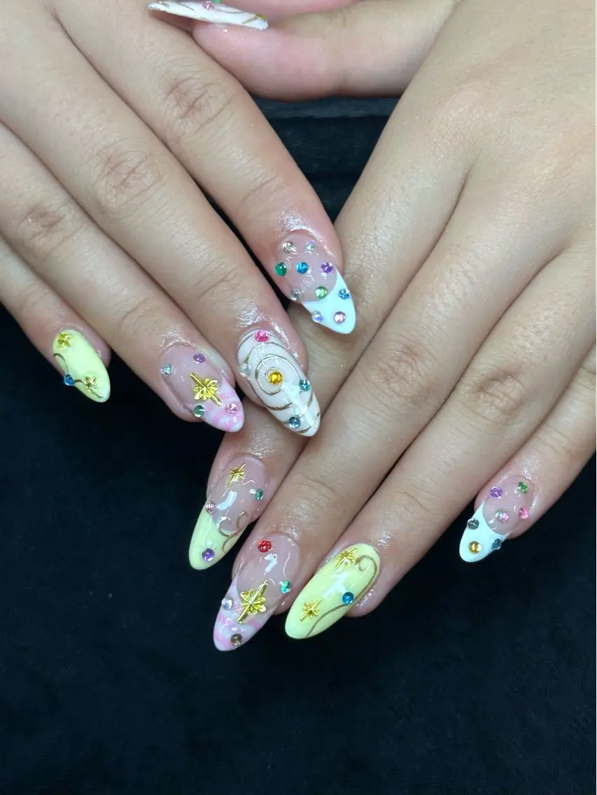 ネイル ジェルネイル ゴールド キラキラネイル 韓国ネイル ストーンネイル Iconic Nailのネイルデザイン