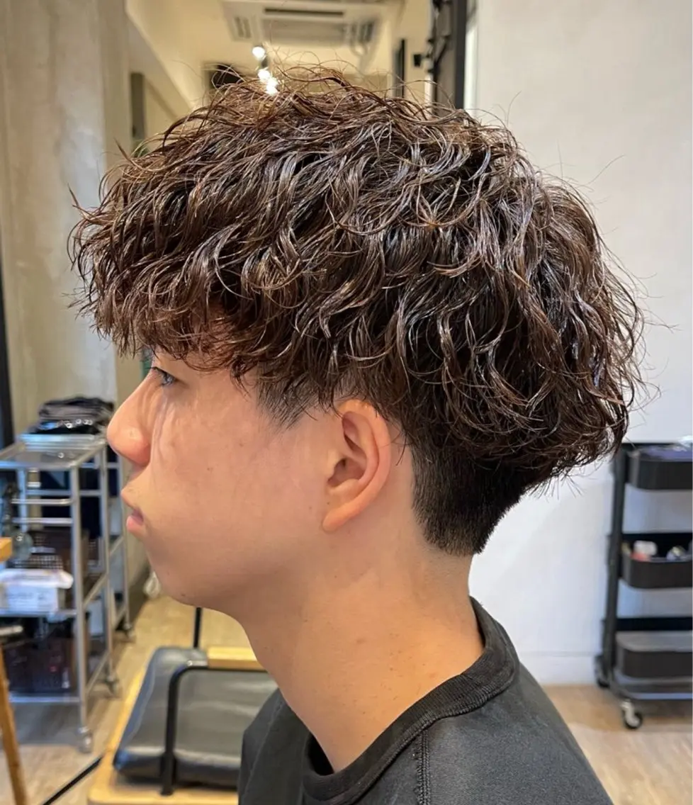 ショート パーマ メンズ ビジネス センターパート フェードカット フェザーパーマ メンズ韓国風 カット パーマ トリートメント ヘアセット 新宿メンズ専門 モテ清潔感パーマ特化のヘアスタイル