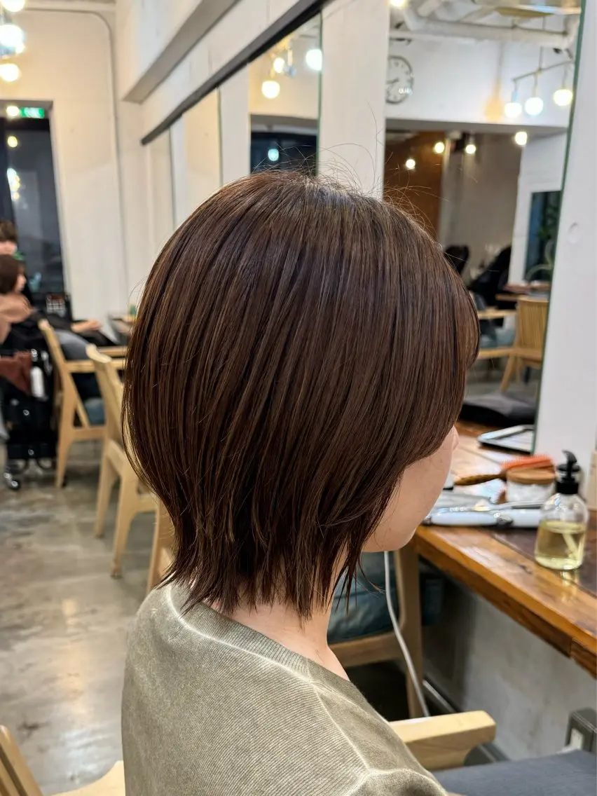 ショート ヘアカラー 顔まわりレイヤー 透明感カラー🩵🩵のヘアスタイル