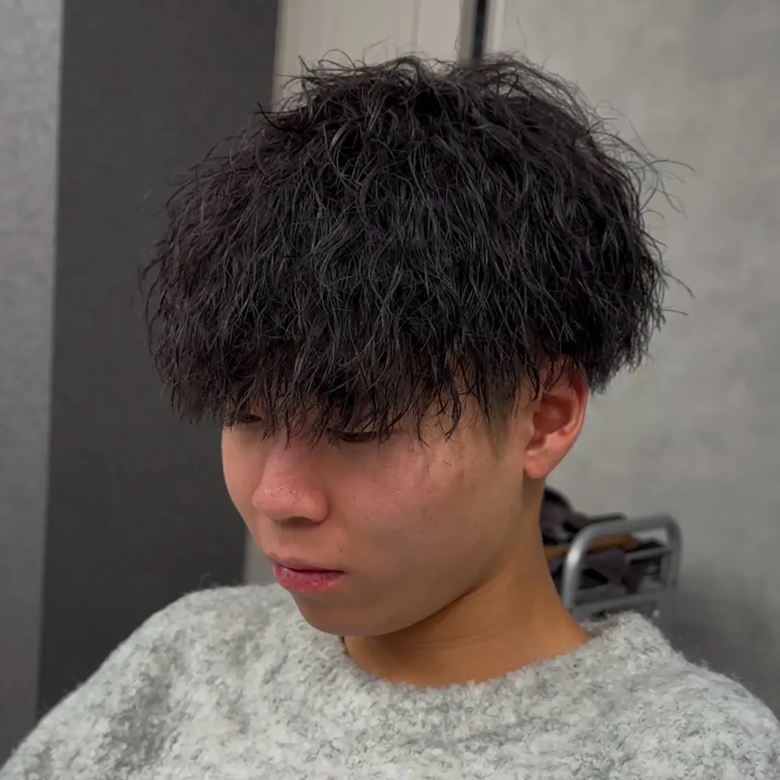 ショート メンズ センターパート メンズハイライト マッシュ メンズパーマ スペインカール 飯塚 想のヘアスタイル