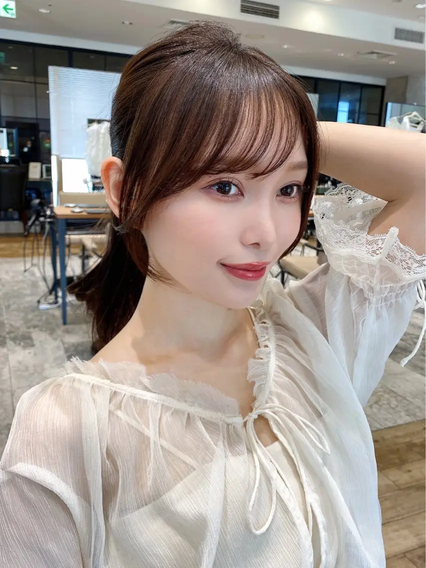 セミロング シースルーバング カット 山﨑 翼のヘアスタイル