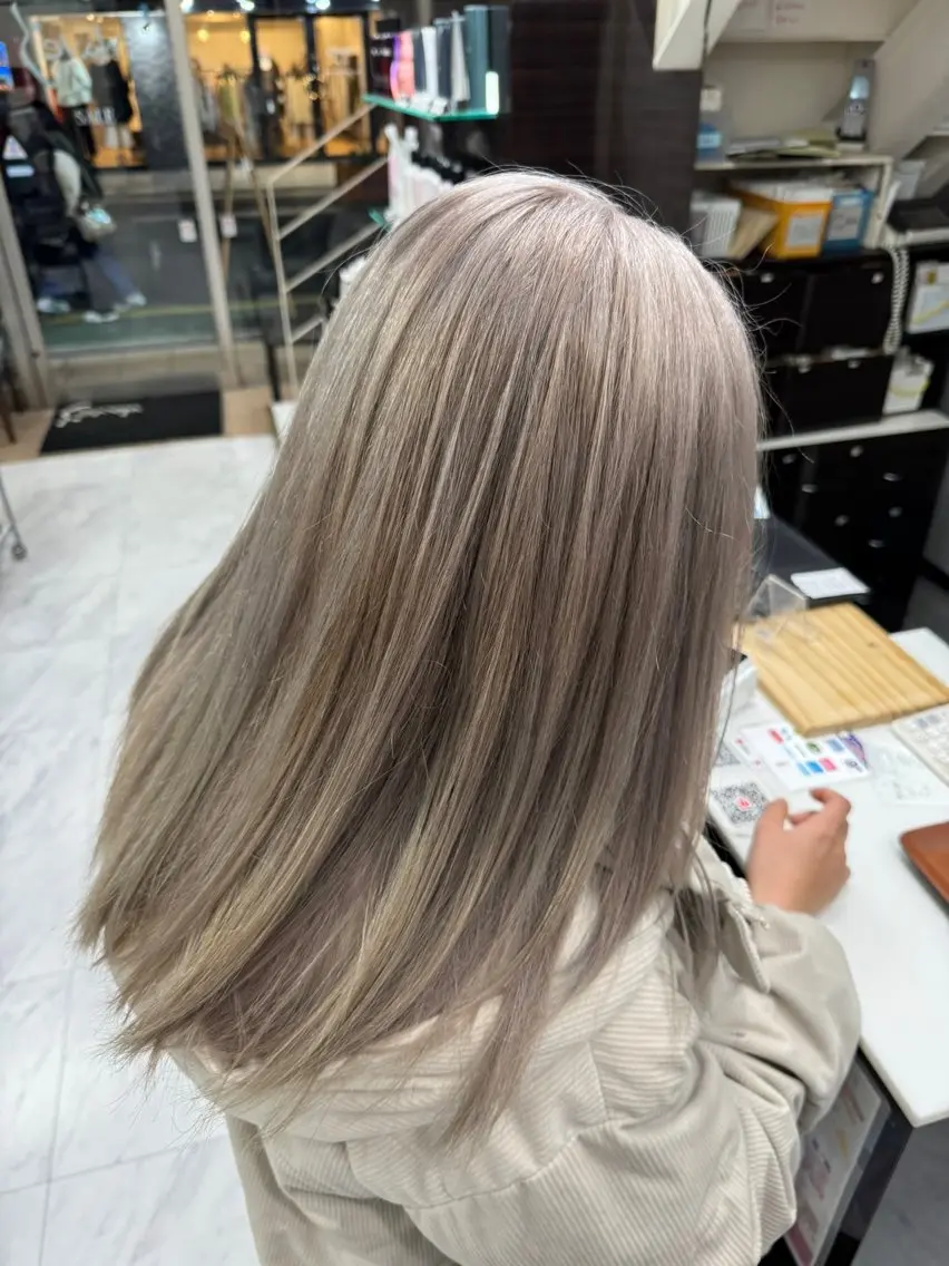セミロング カラー ヘアアレンジ 切りっぱなしボブ ブリーチ デザインカラー ダブルカラー グラデーションカラー カット ヘアカラー トリートメント 目黒 碧人のヘアスタイル