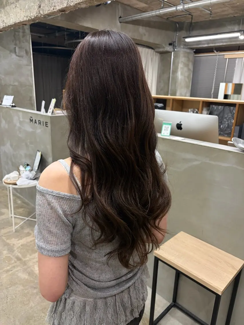 ロング カラー ヘアカラー 新屋 有希乃のヘアスタイル