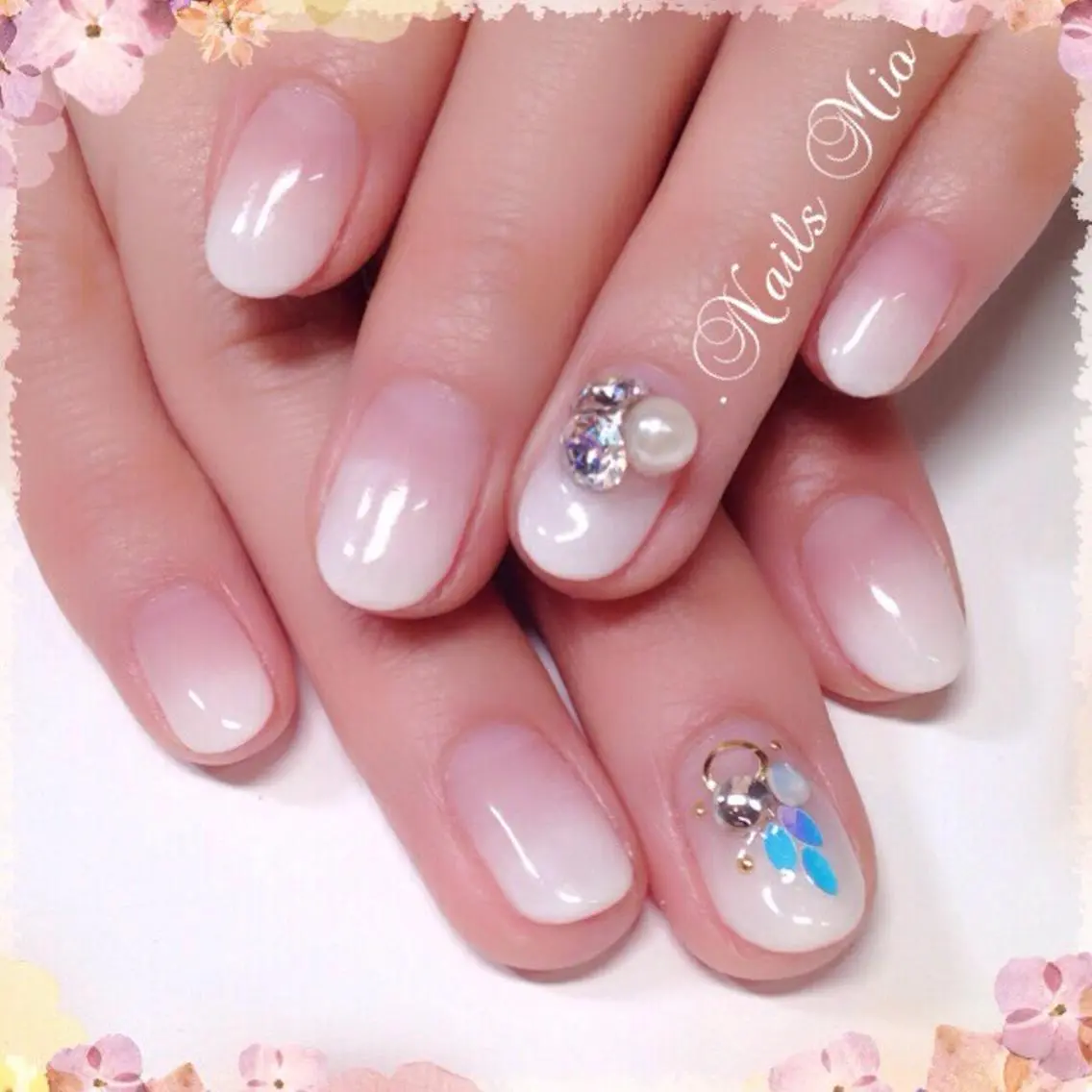 ネイル グラデーション ストーンネイル ホワイト .Nails Mio 赤羽西ネイルサロンのネイルデザイン
