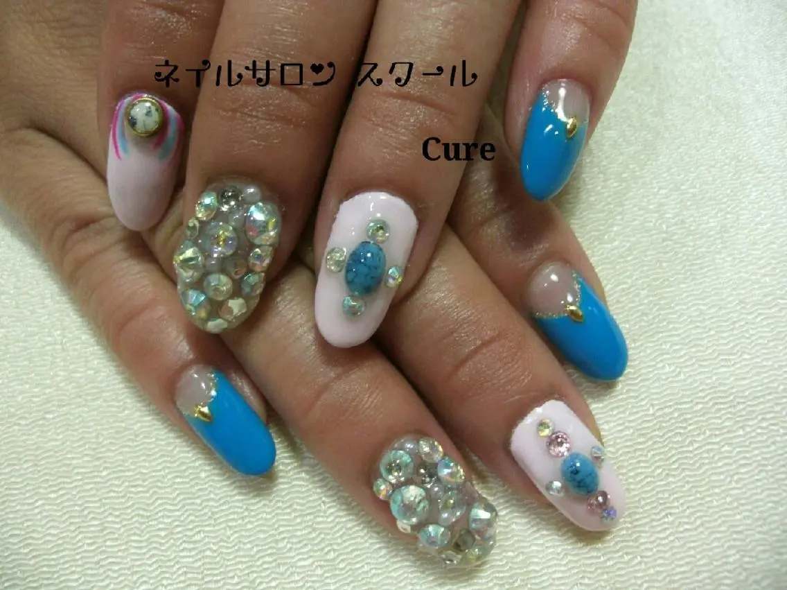 セミロング ネイル キラキラネイル ストーンネイル 夏ネイル ネイルサロン Cureのネイルデザイン