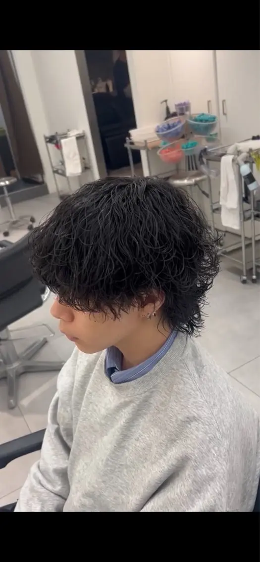 カラー パーマ メンズ メンズパーマ 波巻きパーマ メンズウルフカット ウルフカット 佐々木 輝のヘアスタイル