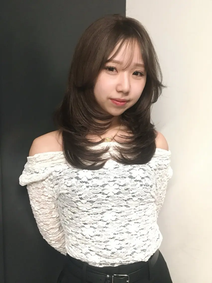 ミディアム ミディアムレイヤー デザインカット 顔まわりレイヤー レイヤーカット ヘアカラー 奈良 伶華のヘアスタイル
