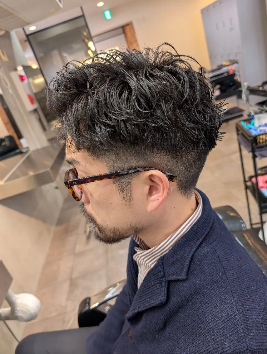 ショート パーマ メンズ ビジネス メンズパーマ スパイラルパーマ カット パーマ QOL円山 YUTOのヘアスタイル