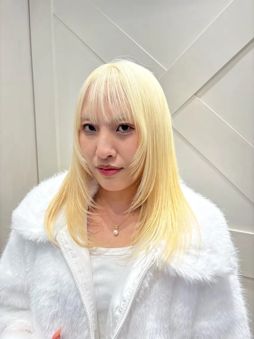 ロング カラー ブロンド レイヤーカット ヘアカラー ハイトーンカラー シールエクステのヘアスタイル