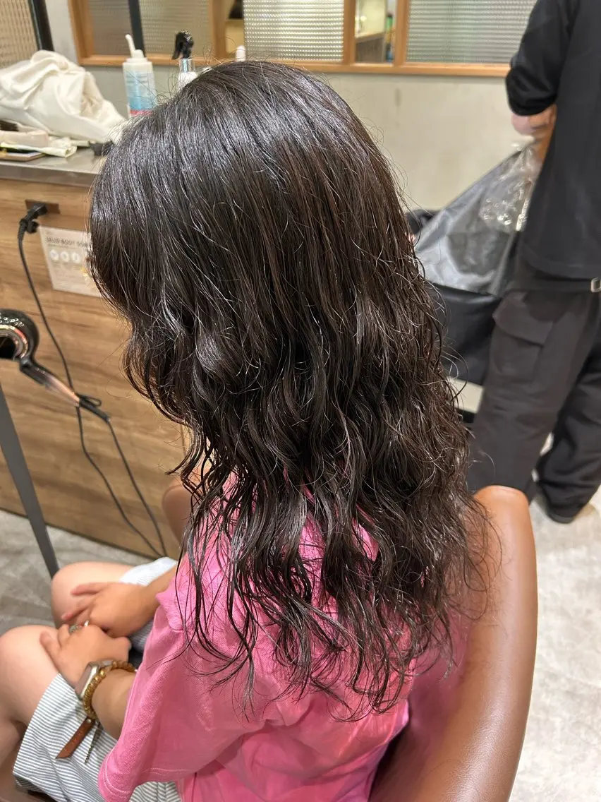 ロング パーマ レイヤーカット ロング デジタルパーマ カット パーマ 穐山 翔也のヘアスタイル