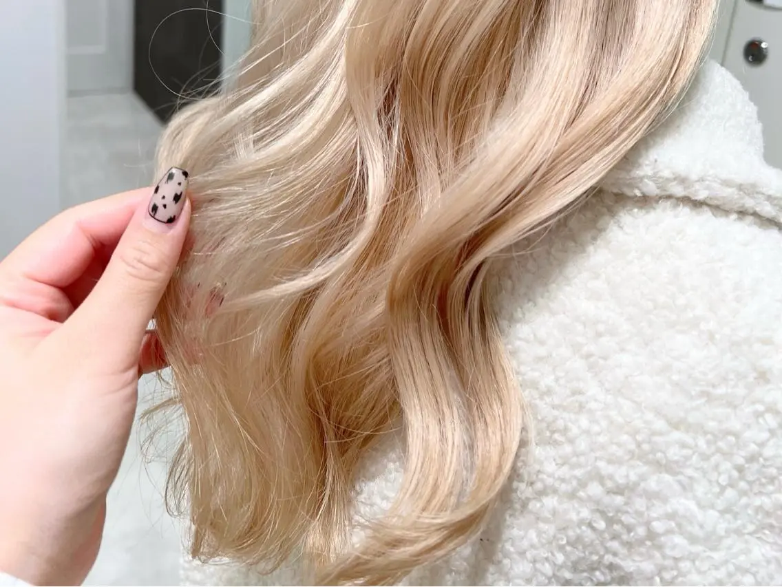 セミロング カラー ヘアアレンジ ベージュカラー ホワイトベージュ 髪質改善 トリートメント ヘアカラー トリートメント 新宿color🐝 AYAKA🌈💖のヘアスタイル