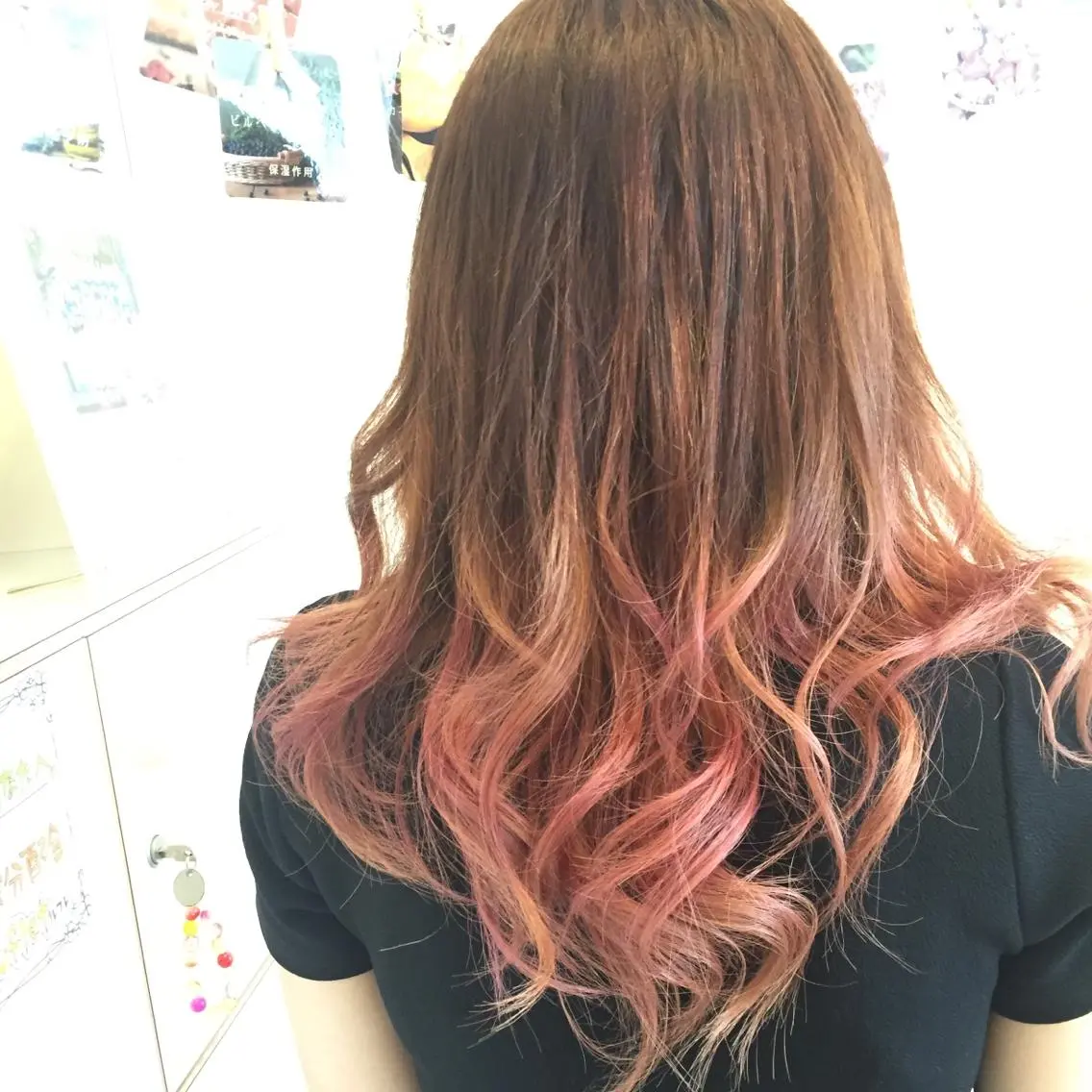 セミロング カラー ブリーチ ピンクカラー 松本 美香のヘアスタイル