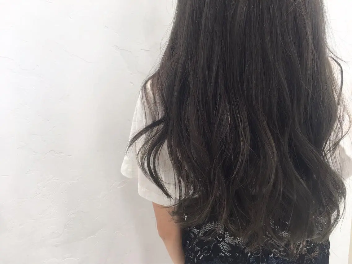 ロング カラー アッシュ アッシュグレー ブリーチ ブリーチなしカラー 鈴木 翔梧のヘアスタイル