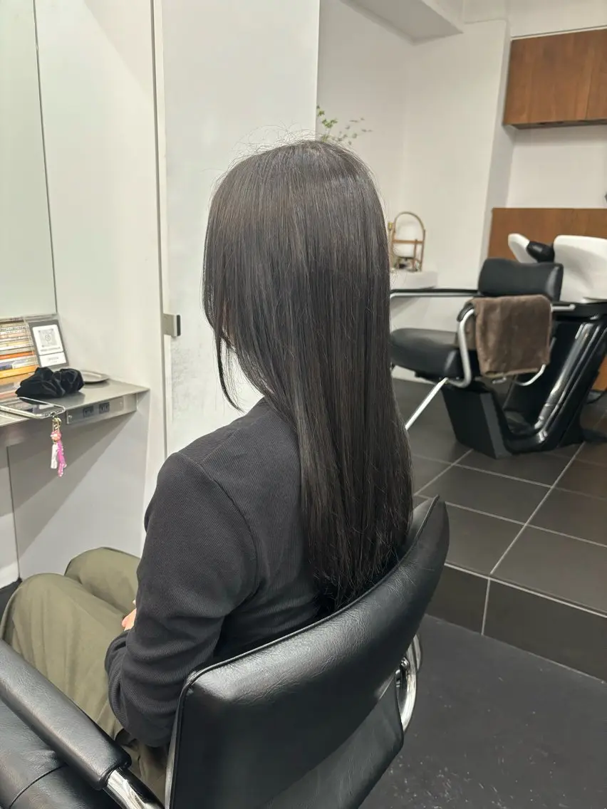 ロング カラー 黒髪 ブルーカラー ブルーブラック 透明感カラー 【ヤマザキアヤメ】 艶カラー/縮毛矯正のヘアスタイル