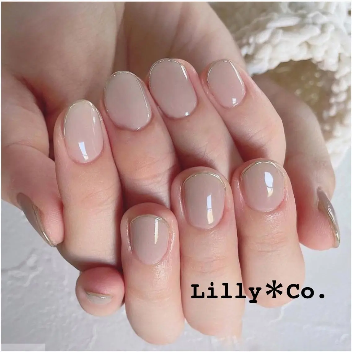 ネイル ゴールド オフィスネイル ワンカラーネイル シルバー シンプルネイル ハンドネイル ハンドケア Lilly Co.のネイルデザイン