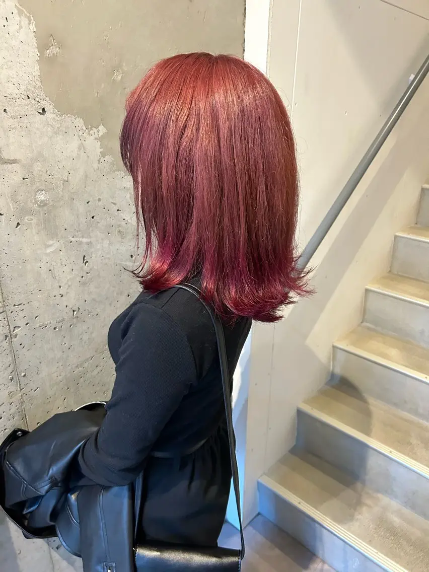 ミディアム カラー レッドカラー バイオレットカラー ヘアカラー トリートメント ウルフカット レイヤーカット上柿のヘアスタイル