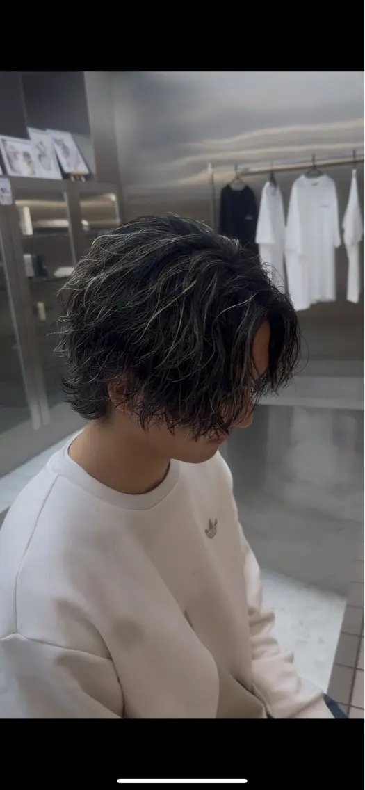 ミディアム カラー パーマ メンズ メンズハイライト メンズウルフカット ハイライトカラー ハイライト ウルフカット カット ヘアカラー パーマ トリートメント fifth park 六反穂 龍介のヘアスタイル