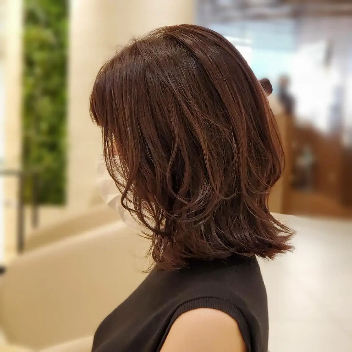 ミディアム カラー アッシュ ラベンダーカラー ラベンダーアッシュ レイヤーカット 外ハネヘア 岡本 尚樹のヘアスタイル