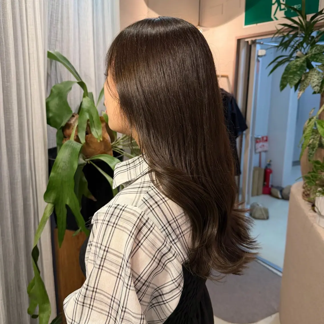 カラー サハラ クルミのヘアスタイル