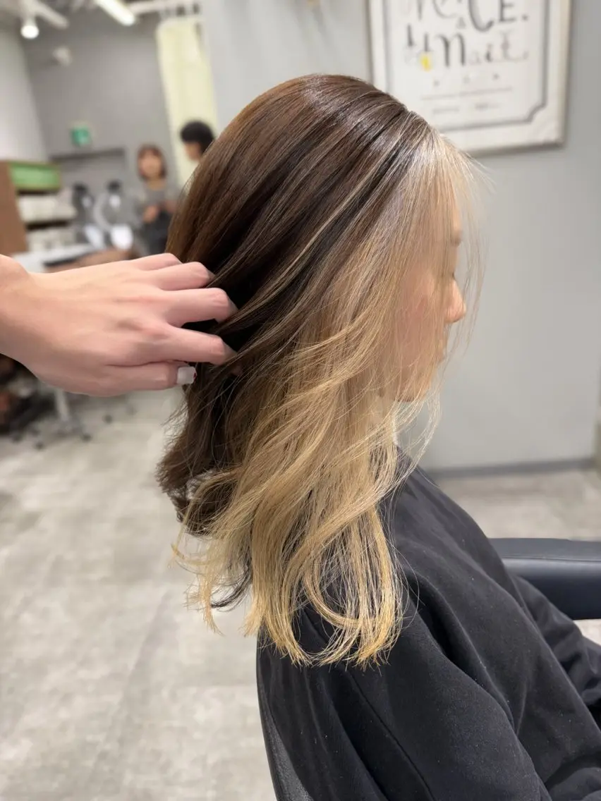 ミディアム カラー ブリーチ ハイトーンカラー カット ヘアカラー 巻ける髪質改善🫧ハ イライト/永田汰伊智のヘアスタイル