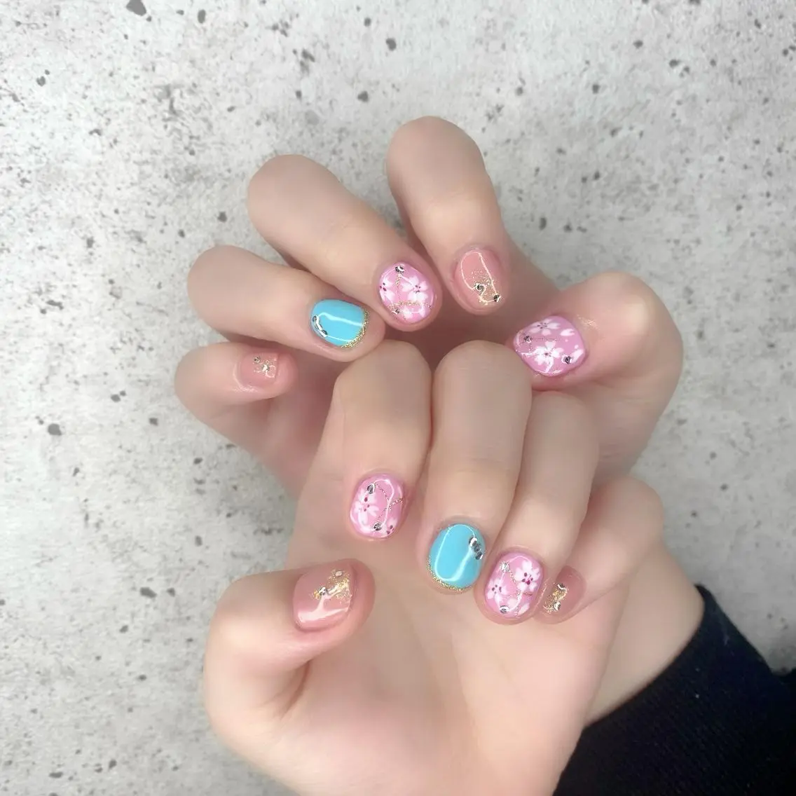 ショート カラー パーマ ヘアアレンジ メンズ キッズ ネイル マツエク・マツパ アイブロウ ブルーカラー アートネイル ブルー 桜ネイル フラワーネイル ハンドネイル Salon Kのネイルデザイン