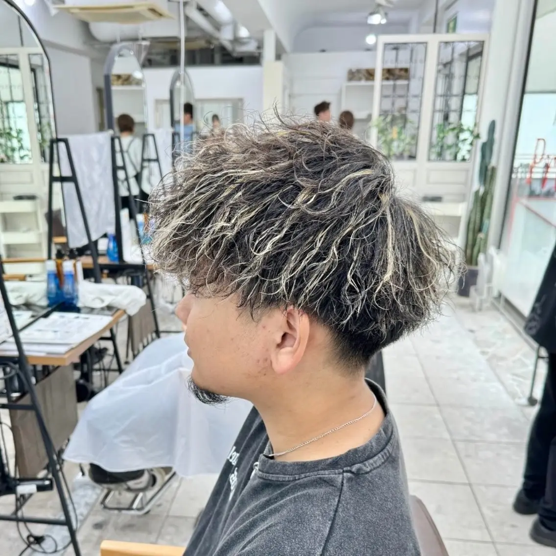 【一気に垢抜け😎】カット+パーマ+メッシュの写真