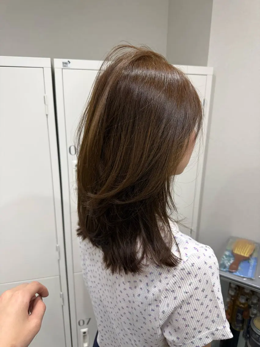 ミディアム カラー ミディアムレイヤー ブラウンカラー くすみブラウン レイヤーカット カット ヘアカラー トリートメント 韓国風レイヤー アオシのヘアスタイル