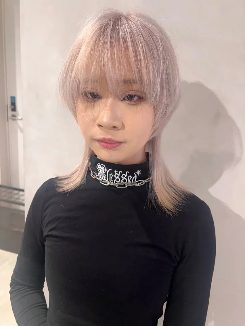 ミディアム カラー ベージュカラー ホワイトベージュ ウルフカット 渋谷ハイトーン/ デザインカラー阿部のヘアスタイル