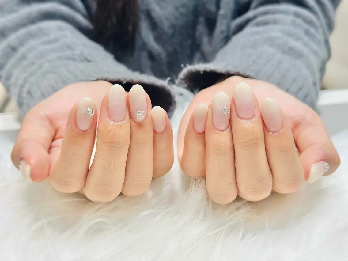 ネイル グラデーション ホワイト nailsalon oluoluのネイルデザイン