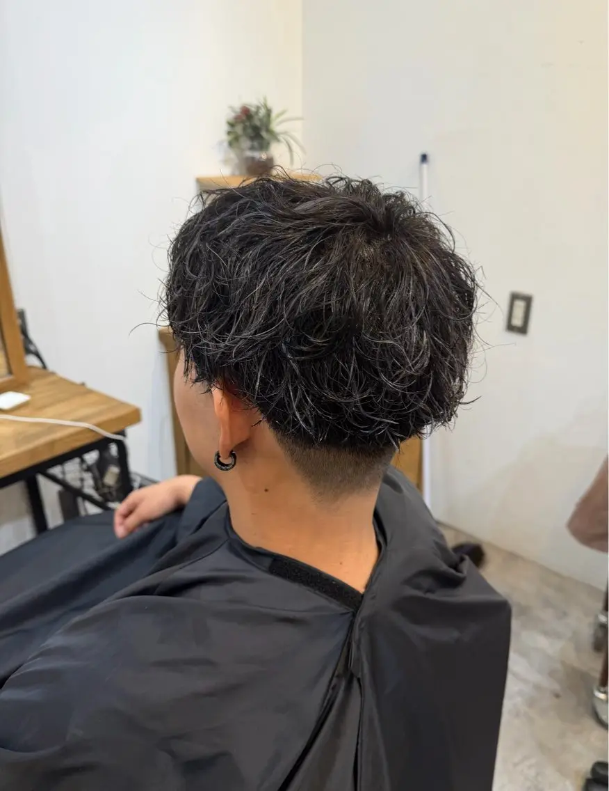 カラー パーマ メンズ メンズメッシュ メンズパーマ メッシュ シルバー スパイラルパーマ カット ヘアカラー パーマ トリートメント 安藤 聖麻のヘアスタイル