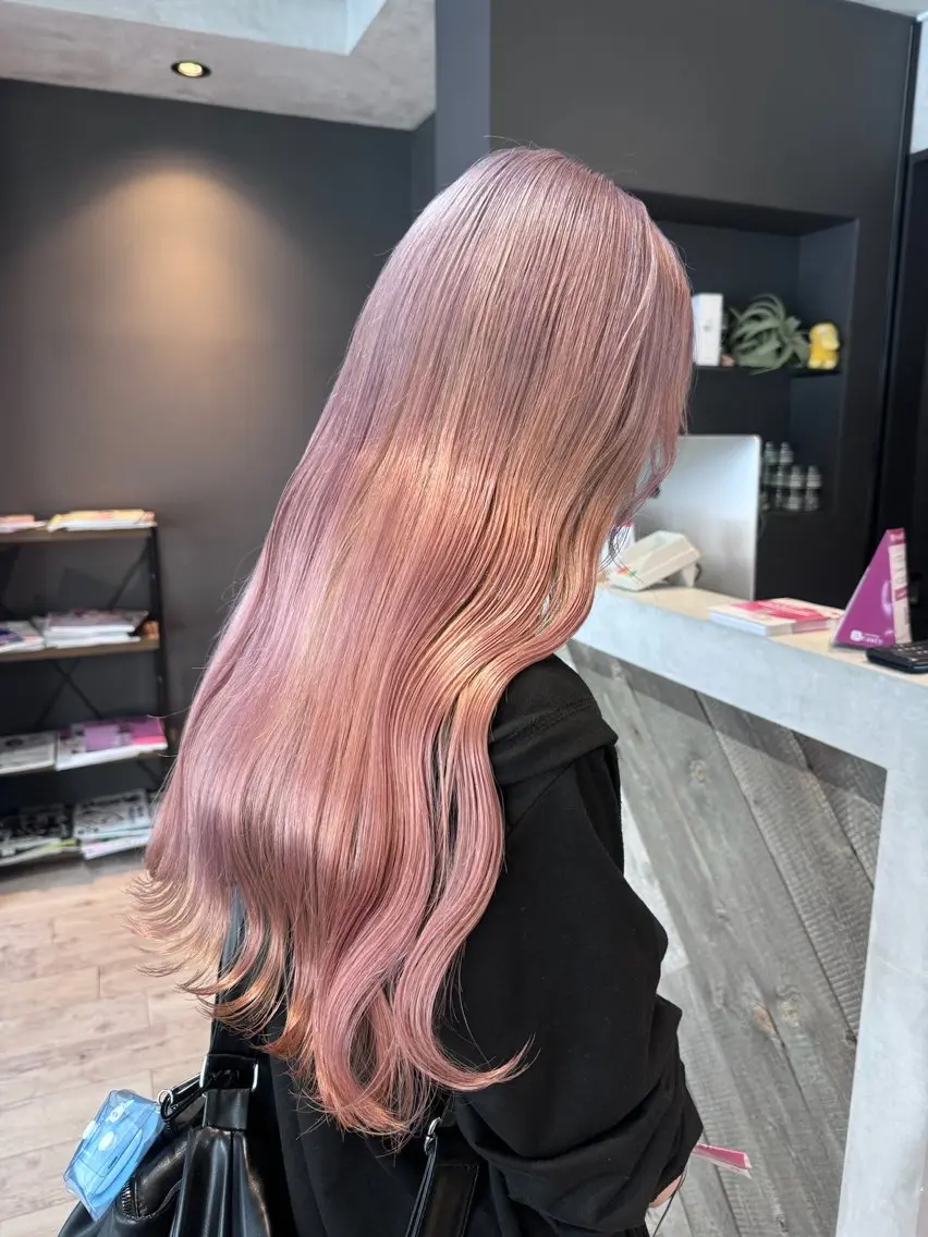 ロング カラー ブリーチ ピンクカラー カット ヘアカラー 多河 遥のヘアスタイル