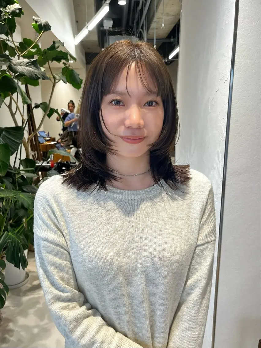 ミディアム カラー ブラウンカラー オリーブブラウン レイヤーカット レイヤーカット/ブラ ウンカラー/河野凜のヘアスタイル