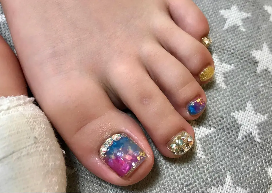 ネイル フットネイル キラキラネイル 'mm  (ミリ) ＭＡＮＡＭＩのネイルデザイン