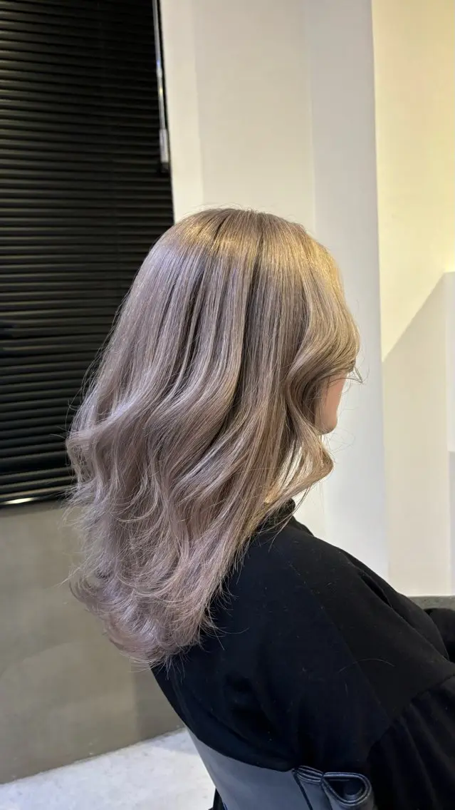セミロング カラー ベージュカラー ブリーチ ダークグレー デザインカラー グラデーションカラー ヘアカラー さわ くるみのヘアスタイル