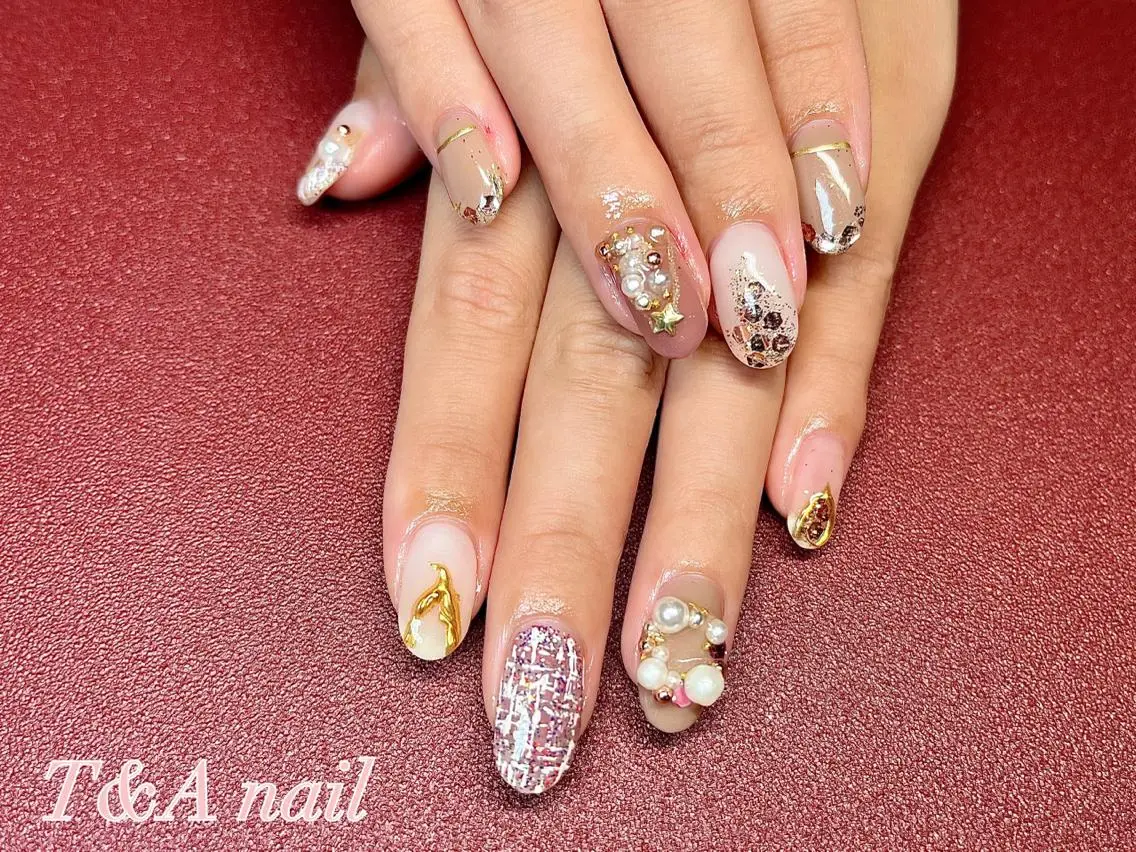 ミディアム ネイル クリスマス 長さ出し ジェルネイル キラキラネイル ニュアンスネイル T&A nailのネイルデザイン