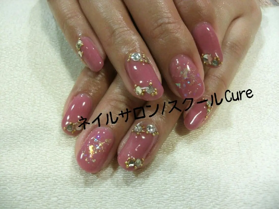 ミディアム ネイル ホログラムネイル ワンカラーネイル ストーンネイル ネイルサロン Cureのネイルデザイン