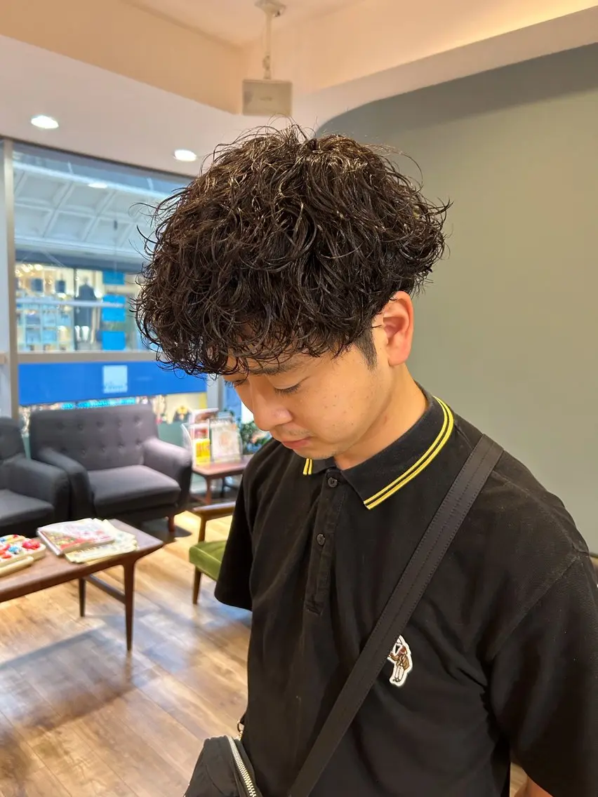 ミディアム パーマ メンズ ミディアムパーマ メンズパーマ 波巻きパーマ カット パーマ 鶴田 将清のヘアスタイル