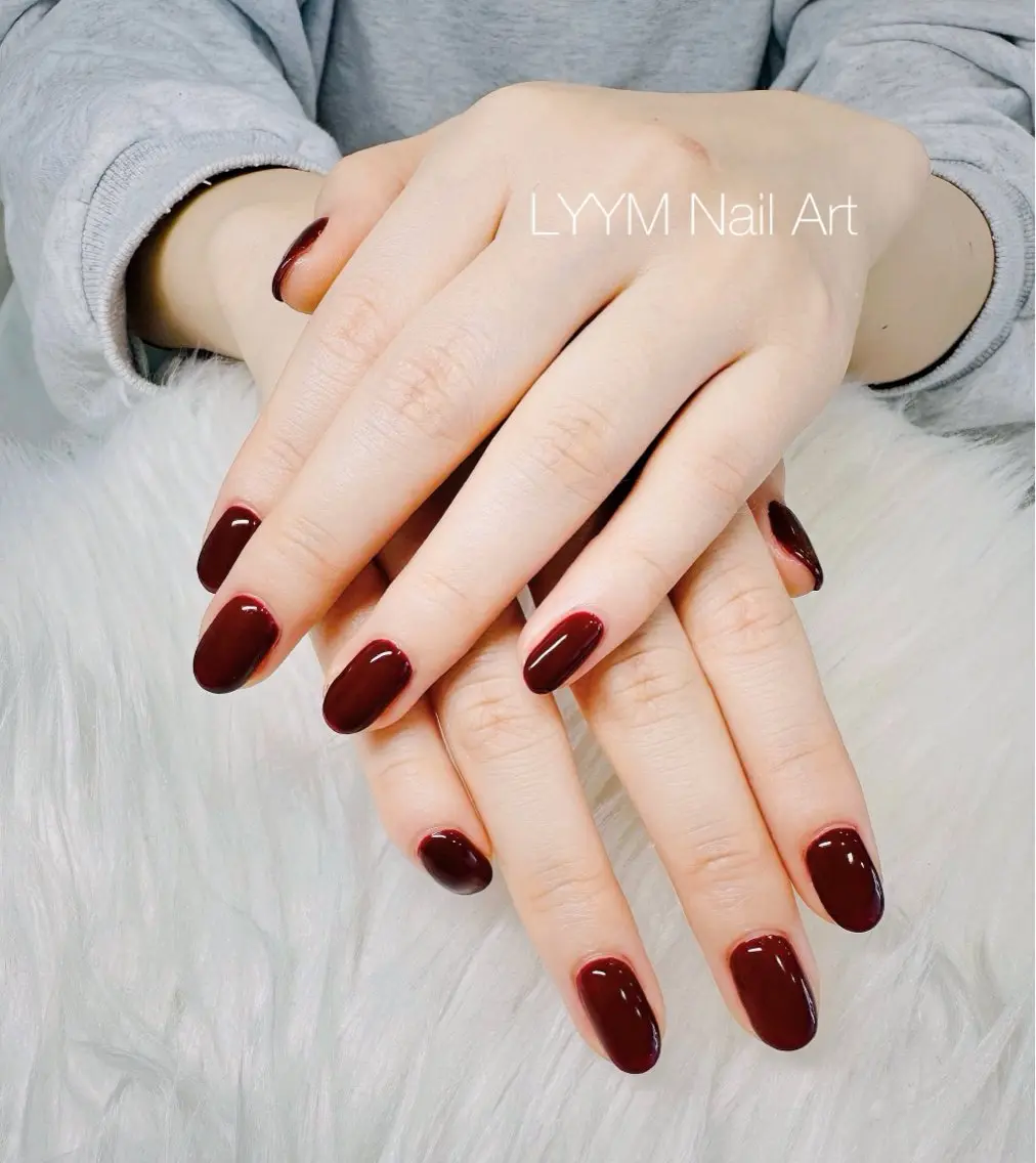 ネイル 赤色 シンプルネイル ハンドネイル LYYM Salonのネイルデザイン