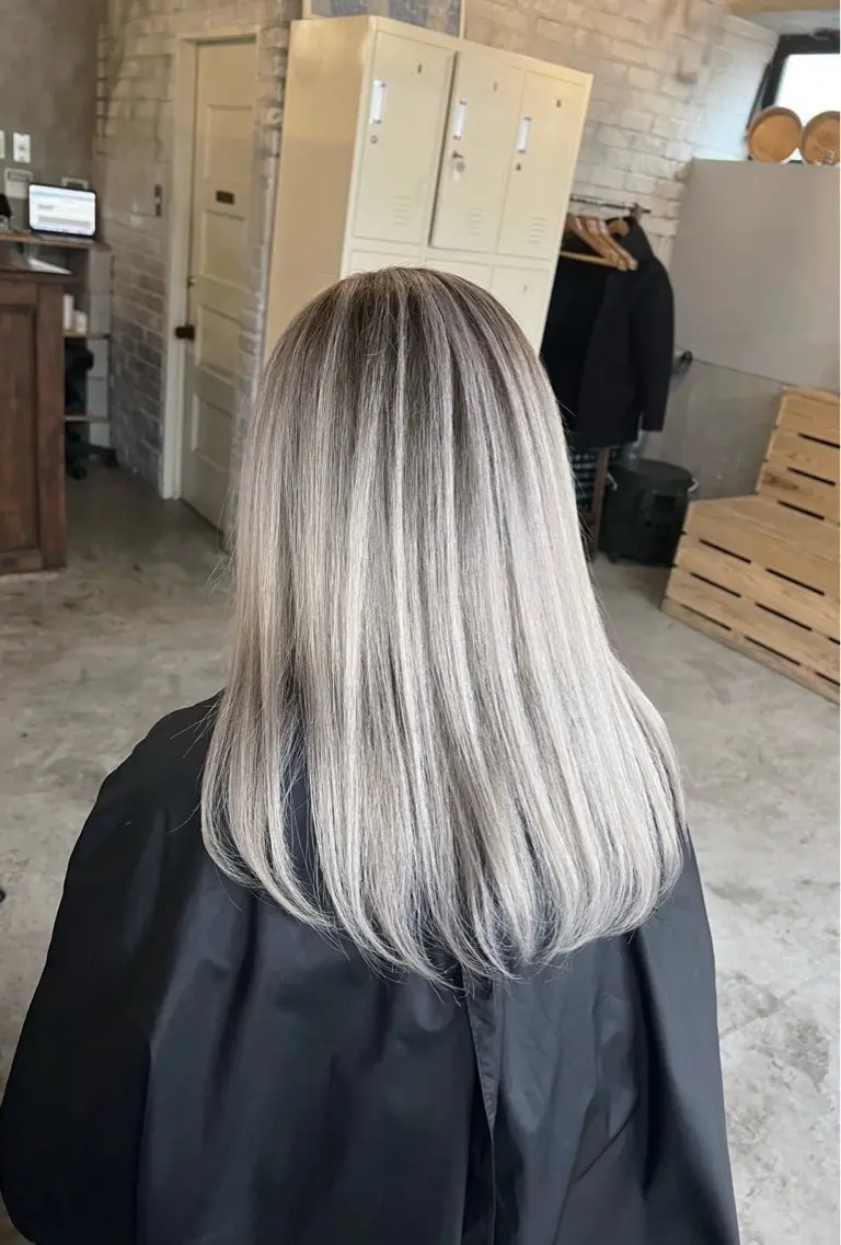 セミロング カラー バレイヤージュ シルバー ホワイトシルバー レイヤーカット ヘアカラー トリートメント 指名数No.1 /NAOYAのヘアスタイル